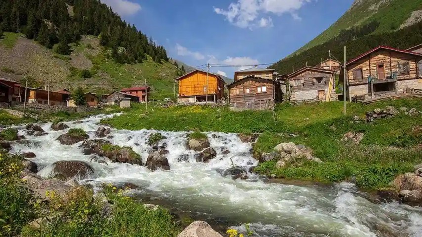 Ayder ve Elevit Yaylası Karadeniz doğası, yayla manzarası, ahşap evler ve sisli dağlar