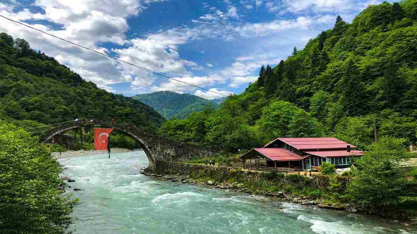 Ayder ve Elevit Yaylası Karadeniz doğası, yayla manzarası, ahşap evler ve sisli dağlar