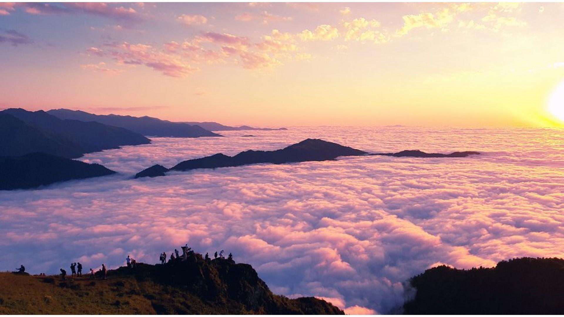 Rize Çıkışlı Huser Yaylası Gün Batımı Turu Rize çıkışlı Huser Yaylası turu ile Karadeniz gün batımı manzarası